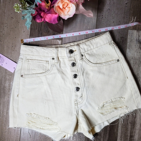 NWT Wild Fable Women's Super-High Rise Cut-Off Jean Shorts Off-White Size 2/26 - Picture 7 of 16